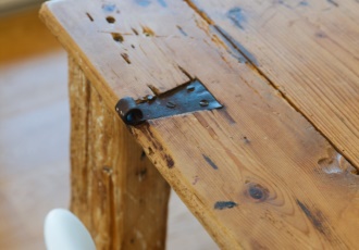 Riciclo creativo: il tavolo ricavato dalla vecchia porta di cas dei genitori. 