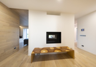 Grande è l'effetto scenografico offerto dalla doppia fiamma in questa villa di design in legno. 