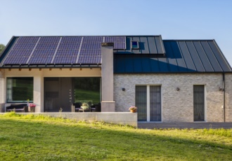 casa-xlam-risparmio-energetico-minimal-tetto-aggraffato 
