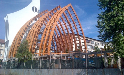 Particolare della chiesa dove si vede la struttura in legno lamellare 