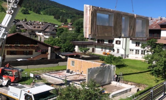 Montaggio di una villa in legno con sistema a telaio a Tarvisio. 
