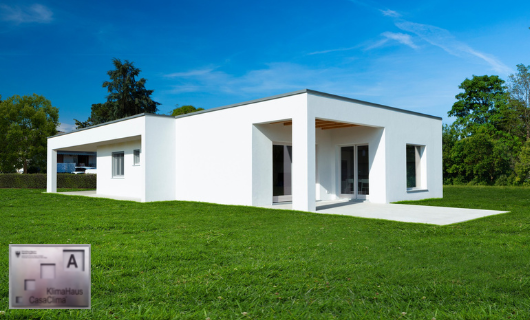 In provincia di Udine questa villa in bioedilizia dal tetto piano è certificata CasaClima Classe A 